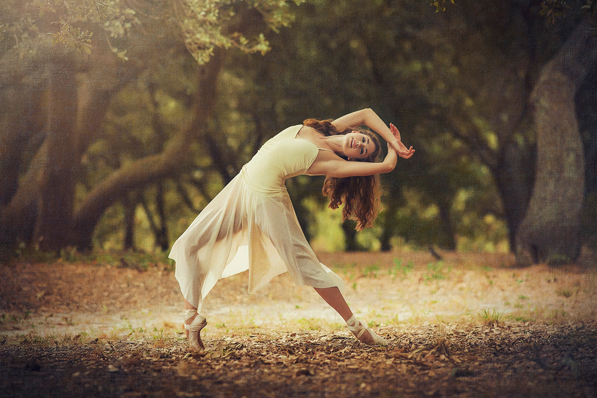 Молодая женщина танцует. Балет на природе. Фотосессия танец на природе. Танцовщица на природе. Танцующая девушка на природе.